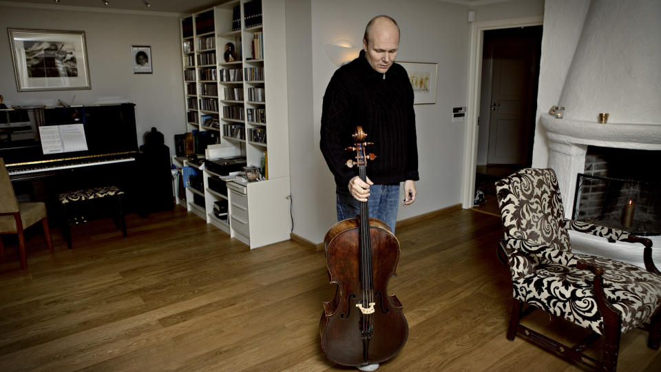 SYK: Truls M�rk ble bitt av fl�tt og p�dro seg senere den femte barnesykdom. Han kan ikke lenger spille chello, og har avlyst alle konserter ett halvt �r framover. Foto: Lars Eivind Bones/Dagbladet