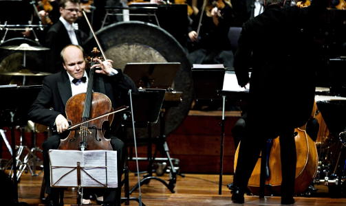 ETTERTRAKTET SOLIST: Mørk spiller her med Oslo-Filharmonien. Foto: Nina Hansen/Dagbladet ETTERTRAKTET SOLIST: Mørk spiller her med Oslo-Filharmonien. Foto: Nina Hansen/Dagbladet