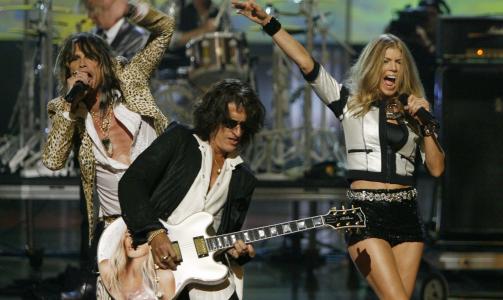 IKKE SKREVET SAMMEN P� TI �R:  Joe Perry og Steven Tyler opptrer sammen med sangeren Fergie i New York. Men if�lge gitaristen har ikke de to skrevet noen sanger sammen de siste ti �ra. Foto: REUTERS/Lucas Jackson/Files