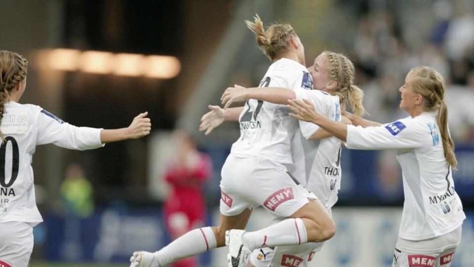 MATCHVINNER MED PRAKTSCORING:
R�aspillerne jubler over 1-0 m�let til Elise Thorsnes under NM-finalen for kvinner mellom R�a og Team Str�mmen p� Fornebu arena l�rdag ettermiddag.
Foto: Stian Lysberg Solum / Scanpix