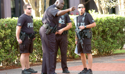 STORT POLITIOPPBUD: Politiet omringet kjapt bygningen der gjerningsmannen slo til. Foto: Gerardo Mora/Getty Images/AFP/SCANPIX