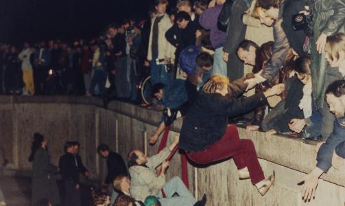  20 �R SIDEN:  �stberlinere tar seg over den forhatte Berlinmuren natt til 10. november 1989. Arkivfoto: JOCKEL FINCK, AP/SCANPIX.