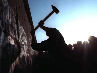  SLEGGE:  Innbyggerne i Berlin startet rivingen i dagene rette etter at utreiseforbudet fra �st ble opphevet ved 19-tiden 9. november 1989. Arkivfoto: JOHN GAPS, AP/SCANPIX.
