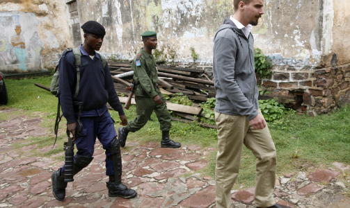  F�RT TIL RETTEN:  Tjostolv Moland blir f�rt fra fengselet i Kisangani til ankesaken i retten i midten av oktober. Siden har han v�rt innlagt p� sykehus. Foto: TORE BERGSAKER.
