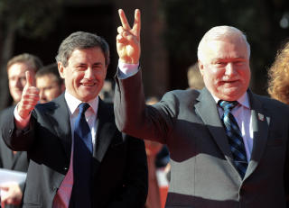  20 �R ETTER:  Polens tidligere president Lech Walesa skal starte rivingen av den symbolske Berlinmuren p� 20-�rs dagen mandag. Her p� en filmfestival i Roma 19. oktober i �r sammen med byens ordf�rer Gianni Allemanne. Foto: AFP/SCANPIX.