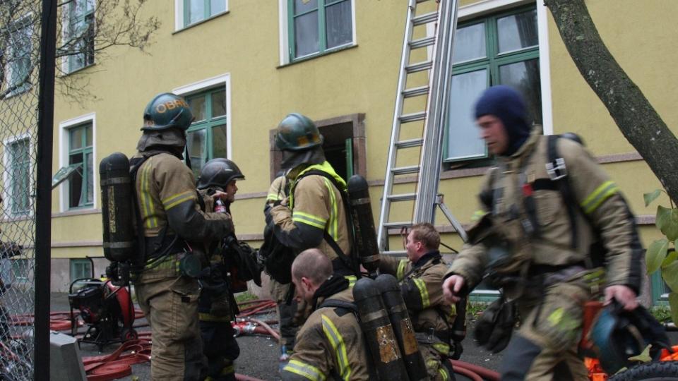 REDDET UT SEKS: Seks personer ble reddet ut av byg�rden via brannvesenets stiger. To personer er sendt til sykehus. Foto: Svein Gustav Wilhelmsen