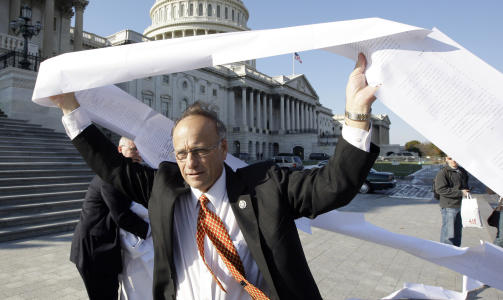 TAPTE: Republikaneren Steve King fra Iowa fors�kte til det siste � sanke nok neistemmer ved � flagge den 1990 sider lange reformplanen p� trappene til kongressbygningen i Washington D.C.  Foto: AP/Alex Brandon/SCANPIX