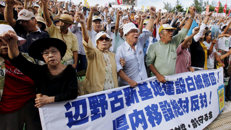 DEMONSTRERER: Mer enn 20.000 personer i demonstrasjonen mot den planlagte flyttingen av flybasen Futenma.Foto: AP Photo/Kyodo News/Scanpix