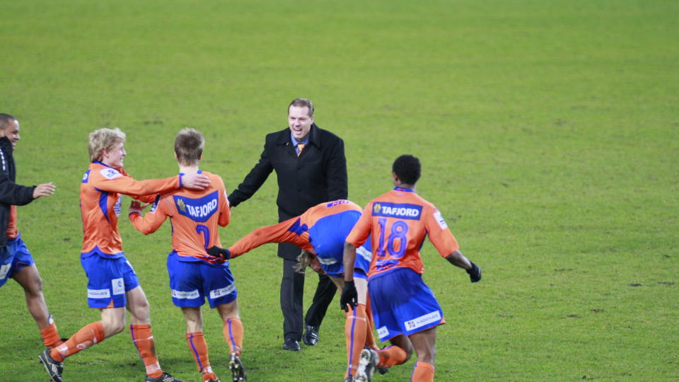 MISLIKER KRITIKK AV LEDERSTILEN: Kjetil Rekdal har blitt seriemester med V�lerenga som trener, i dag ble han cupmester med Aalesund. Mange skal rakke ned p� andre for � heve seg selv, jeg har aldri gjort det. S�nn sett er det artig � sitte igjen med et nytt trof� i min korte trenerkarriere, sier han. Foto: EIRIK HELLAND URKE