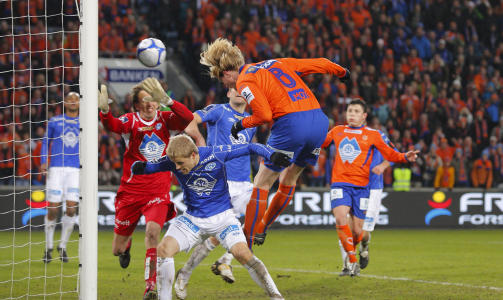 BALLEN SKULLE INN: -Jeg ventet p� at den skulle dale ned p� hodet mitt. Det f�ltes som en evighet, smiler Aar�y. 

Foto: Svein Ove Ekornesv�g / Scanpix