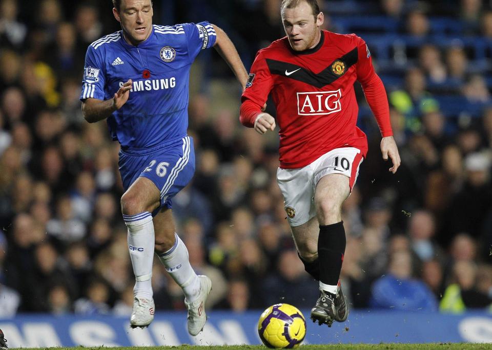 JOHN TERRY: John Terry pr�ver � stoppe Wayne Rooney i dagens kamp. Foto: REUTERS/ Eddie Keogh/Scanpix