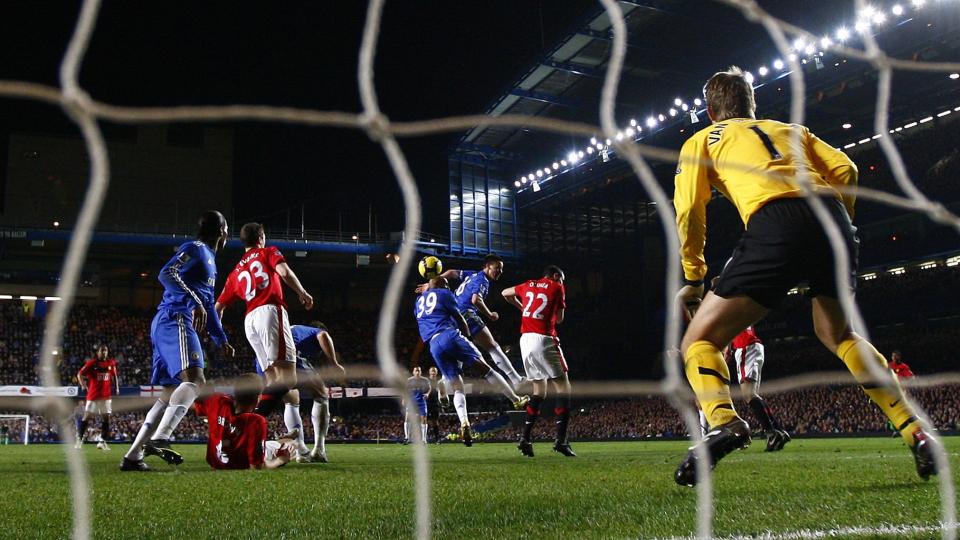 VINNERM�LET: Chelsea-kaptein John Terry steg til v�rs og forlenget crosseren i det borterste hj�rnet. Men var Drogba involvert og i offsideposisjon foran m�l?Foto: SCANPIX/REUTERS/ Eddie Keogh