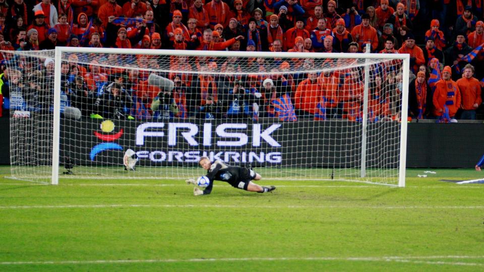 LOT DETTE PASSERE: Her redder Anders Lindegaard Moldes f�rste straffe fra Jos� Mota. Sp�rsm�let er om dommer Kristoffer Helgerud burde latt Molde-spissen ta straffen om igjen. Foto: Eirik H. Urke/Dagbladet