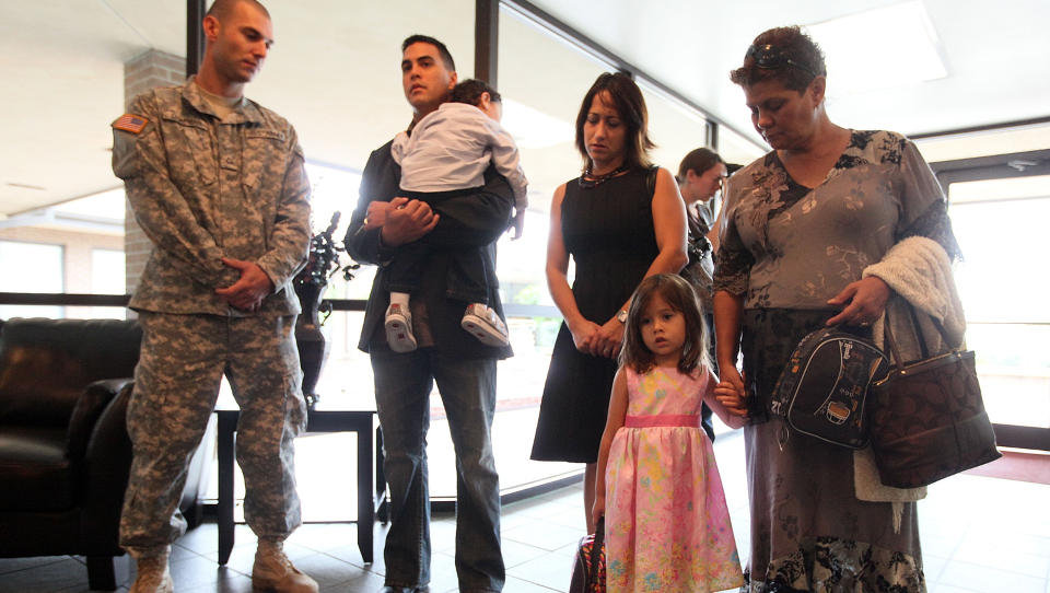 I SORG: Det har i dag v�rt gjennomf�rt en s�rgegudstjeneste i kirken p� Fort Hood. Foto: Joe Raedle/Getty Images/AFP/Scanpix