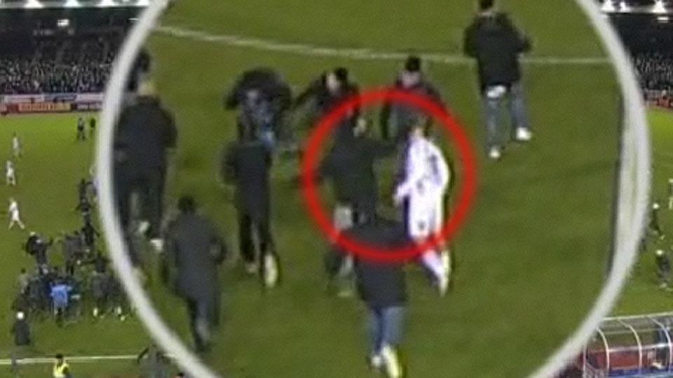 STYGG EPISODE: Assyriska-spiller Andi Toompuu ble sl�tt ned av en Djurg�rden-supporter da stockholmsklubben hadde sikret kontrakten i Allsvenskan.Foto: TV4