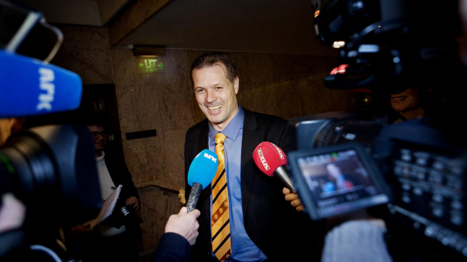 MANNEN I RAMPELYSET: Kjetil Rekdal var i perlehum�r da han ankom banketten etter Aalesunds cupfinaleseier mot Molde. Men han er ikke av typen som hviler p� laurb�rene. 
Foto: Jon-Michael Josefsen / Scanpix