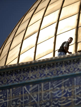 SOLA SKINNER PÅ AL-AQSA-MOSKEEN: Drøyt 20 prosent av befolkningen i Israel er ikke-jøder, og av disse er 16,5 prosent sunnimuslimer, 2,1 kristne og 1,7 drusere. Her jobber en håndverker på kuppelen på Al-Aqsa-moskeen i Jerusalem, men religionsfriheten i Israel får sterk kritikk i en ny rapport. Foto: AFP PHOTO/MARCO LONGARI/Scanpix SOLA SKINNER PÅ AL-AQSA-MOSKEEN: Drøyt 20 prosent av befolkningen i Israel er ikke-jøder, og av disse er 16,5 prosent sunnimuslimer, 2,1 kristne og 1,7 drusere. Her jobber en håndverker på kuppelen på Al-Aqsa-moskeen i Jerusalem, men religionsfriheten i Israel får sterk kritikk i en ny rapport. Foto: AFP PHOTO/MARCO LONGARI/Scanpix