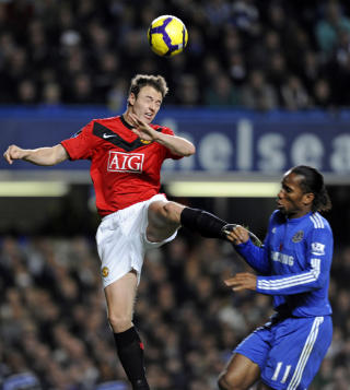 GULT KORT: Ikke s� overraskende at det ble gitt gult kort her. Litt rart imidlertid at det gikk til Drogba, og ikke Uniteds Jonny Evans (t.v.). Men det sier litt om Drogbas rykte i England. Foto: Adrian Dennis, Scanpix/AFP