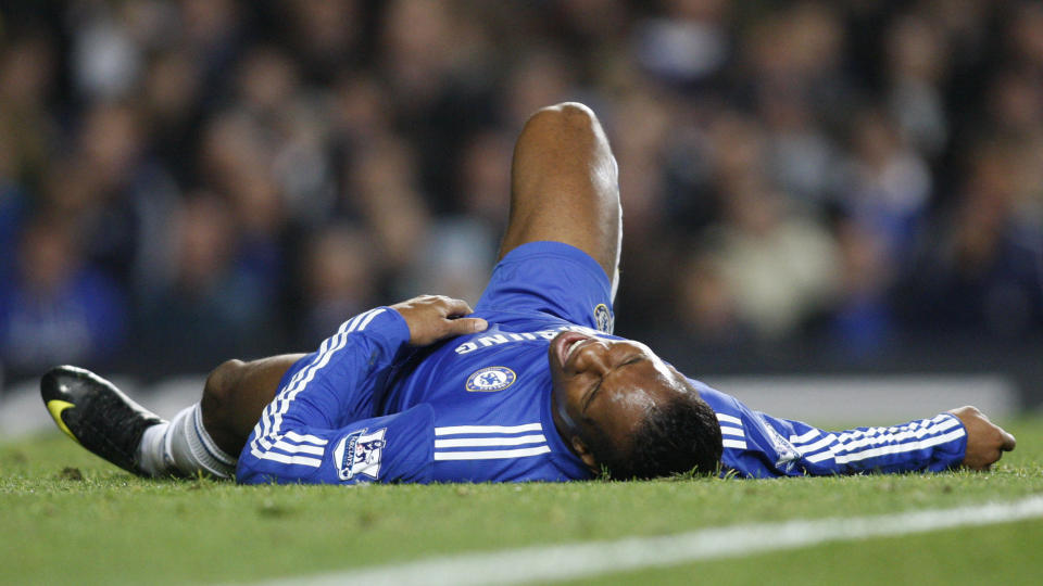 UST�DIG: Chelsea-spiss Didier Drogba tilbringer mye tid i n�rkontakt med gresset. Mot Manchester United sist helg s� det dramatisk ut da han l� flat med krampeaktige rykninger i beina. Et par minutter seinere var han heldigvis tilbake i spill.Foto: Sang Tan, AP/Scanpix