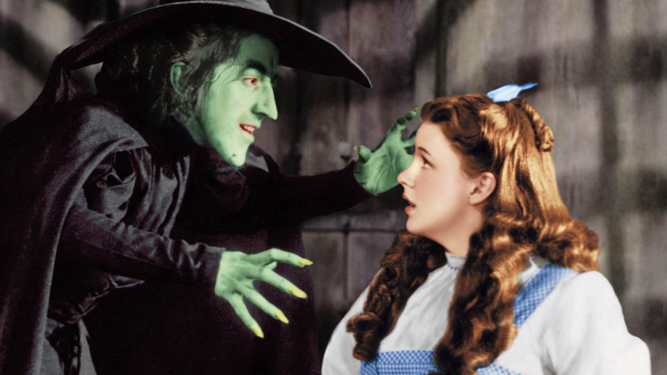 Slem, gr�nn og hevngjerrig: Dorothy (Judy Garland) fors�ker fortvilet � komme seg unna de lange, gr�nne fingrene til den slemme heksa (Margaret Hamilton).