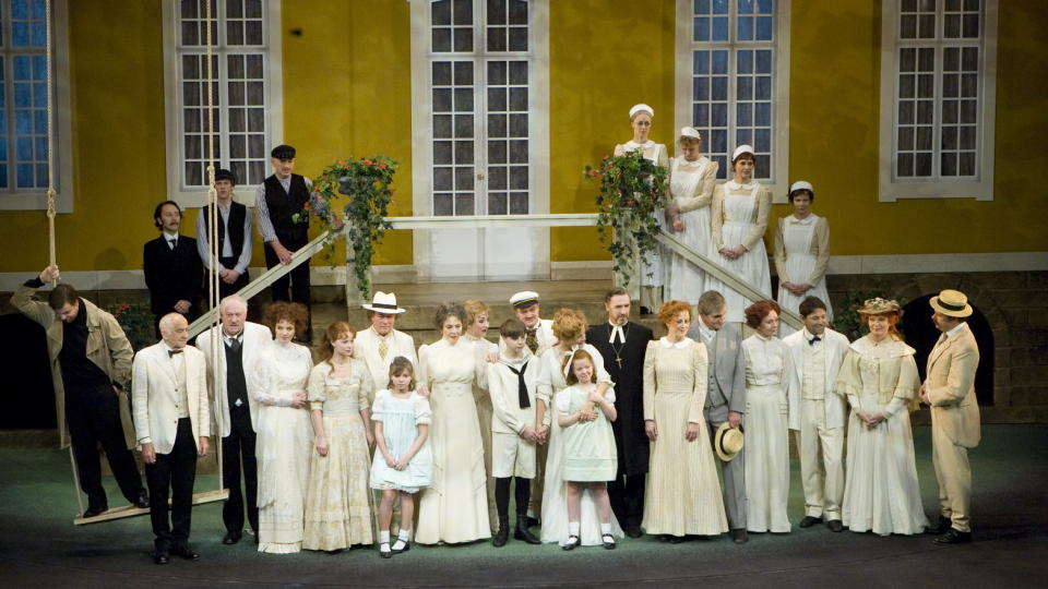 FRA BARNAS ST�STED: Nationaltheatrets Fanny og Alexander er fortalt fra barnas synsvinkel. Her er hele ensemblet samlet p� scenen. Foto: Scanpix.