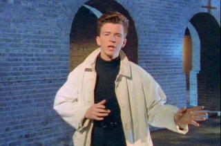 RICK ASTLEY: Budskapet fra ormen �Ikee� henspiller p� nettfenomenet Rickrolling, hvor nettbrukere i hopetall ble lurt til � klikke p� lenker som sendte dem inn i musikkvideoen for Rick Astley-l�ta �Never Gonna Give You Up�.