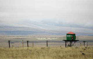 ARMENSK LAND: En utkikkspost p� den armenske siden av grensa i landsbyen Getap. Foto: REUTERS/David Mdzinarishvili