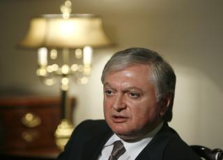 AVVISER KARABAHK-INNR�MMELSER: Armenias utenriksminister Edward Nalbandian avviser ryktene om at Armenia skal gi fra seg Karabahk for � f� til en avtale med Tyrkia. Foto: REUTERS/David Mdzinarishvili