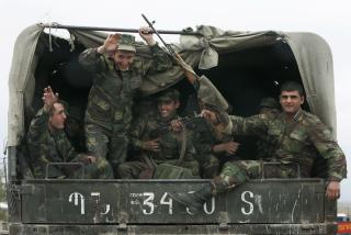 GRENSEVAKTER: Armenske soldater p� veien langs grensa mellom Armenia og Tyrkia. Foto: REUTERS/David Mdzinarishvili