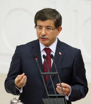 STERK OPPOSISJON I DET TYRKISKE PARLAMENTET: Tyrkias utenriksminister Ahmet Davutoglu informerer parlamentet om forholdet mellom Tyrkia, Armenia og Aserbajdsjan i oktober og opplyste at Tyrkia �nsker en fredelig l�sning p� Nagorno-Karabakh-konflikten. Foto: AP/Burhan Ozbilici