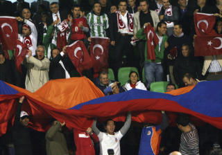 TYRKISKE OG ARMENSKE FLAGG SAMMEN: Et sjeldent syn p� fotballstadionen i Bursa i Tyrkia i oktober. Foto: AP/Burhan Ozbilici