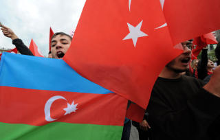 MOTSTAND OGS� I TYRKIA: Tyrkiske demonstranter holder opp flaggene til Tyrkia og Aserbajdsjan i en demonstrasjon mot vennskapsforhandlingene med Armenia. Tyrkia er  allierte med Aserbajdsjan, som Armenia fortsatt er i krig med. Foto: AFP