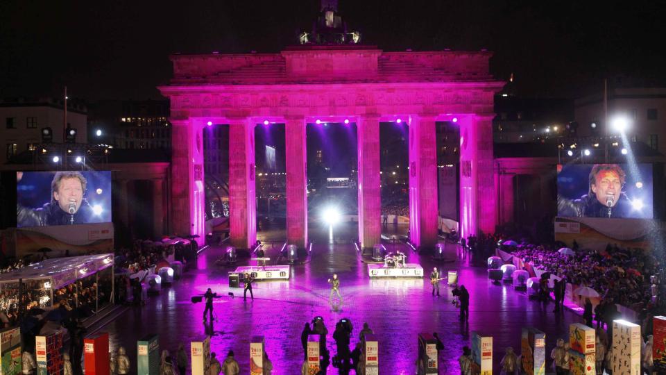 ROSA MUR: En rekke statsledere var samlet i Berlin under feiringen av 20-�rsdagen for Berlinmurens fall mandag. Her synger Bon Jovi. Foto: SCANPIX