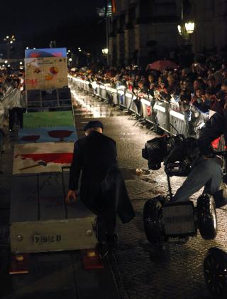P� SN�RRA: Det var ikke bare dominomuren som falt i Berlin i kveld. En kameramann falt av tohjulingen han sto p� da Walesa dyttet den f�rste brukken. Foto: REUTERS/Pawel Kopczynski/SCANPIX