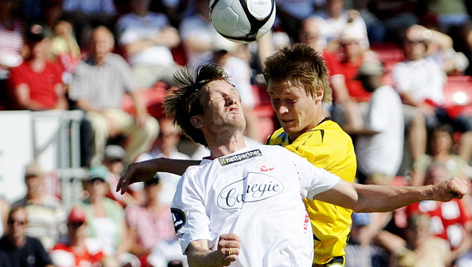 VIL VEKK: Den estiske landslagsstopperen Raio Piiroja (t.v.) vil ikke spille videre i Fredrikstad etter nedrykket til 1. divisjon. Her i hodeduell med Starts Mads Stokkelien.Foto:  Jon Olav Nesvold, Scanpix