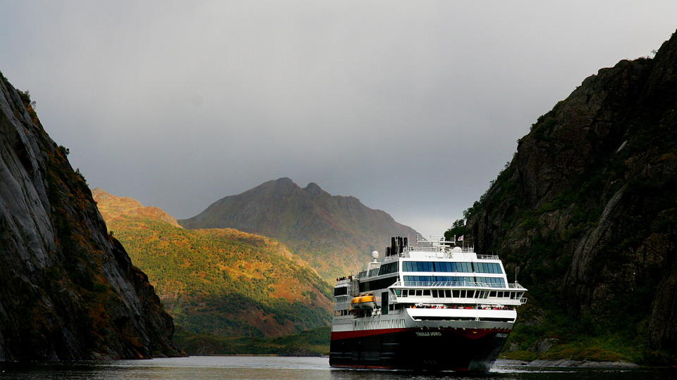 SEILER VIDERE: Her er �MS Trollfjord� p� vei inn Trollfjorden. Foto: Kirsten M. Buzzi