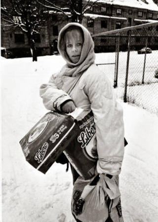 Bleieskiftarbeider: Holmen p� vei hjem fra butikken
en vinterdag i 1988.