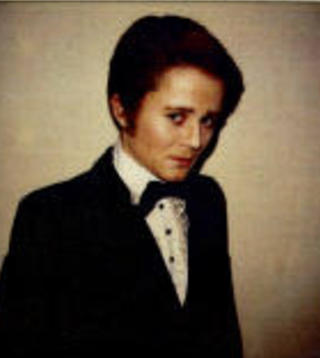 Dragdebut: I 1980 debuterte Holmen p�
Oslo Nye Teater i Arild Feldborgs kj�nnsrollekomedie
�Mannfolk�.