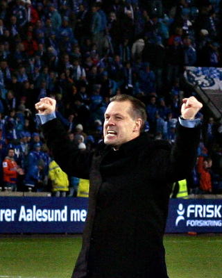 SELVERKL�RT GENI: AaFK-trener Kjetil Rekdal roste seg selv og medhjelperne p� benken etter cupseieren mot Molde s�ndag. 
Foto: ARNT E. FOLVIK