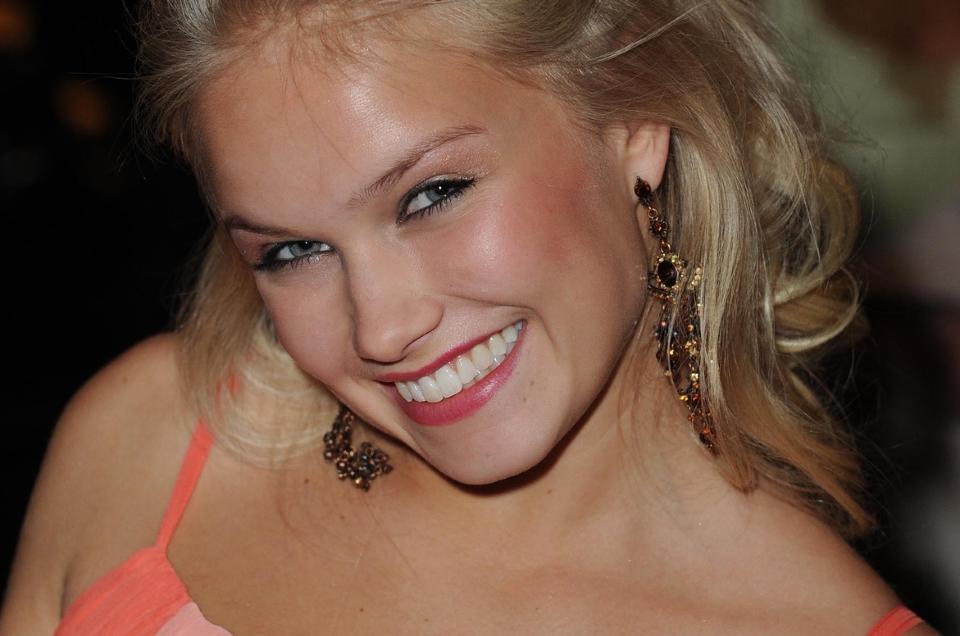 I LONDON: Sara er Norges h�p i Miss World og i g�r var hun p� plass blant konkurrentene i London. S� langt ser Norges odds noks� d�rlige ut, favoritten er 21 �r gamle Jennifer. Foto: STELLA PICTURES