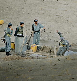 I AFGHANISTAN: Taliban  og norske norske soldater har v�rt i mange trefninger. her bist�r den norske telemarksbataljonen, ledet av Major Truls Kongssund, afghansk politi (ANP), i en aksjon for � finne talibanmedlemmer som har angrepet Afghanske politistasjoner i Faryab-provinsen. Foto: Jaques Hvistendahl/Dagbladet
