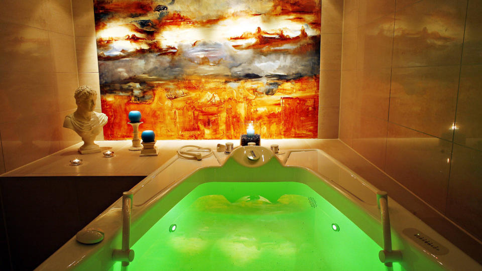 LUXUS:   Fargerik spabad hos AquaNovo Gj�vik Spa.   Alle foto: OLE C. H. THOMASSEN