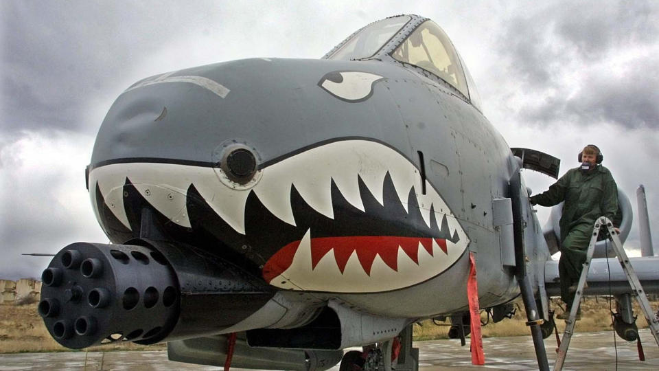 KAMPFLY BLE ELITESOLDAT: Et amerikansk kampfly av typen A-10 Thunderbolt klargj�res p� Bagram flyplass i Afghanistan. I en viktig passasje i Borgens bok er kampflyskvadronen som utf�rte et d�dbringende angrep under operasjon Anaconda misforst�tt til � v�re elitesoldater som betjente sm� kanoner i helikoptre. Foto: AP/Mikhail Metzel/SCAPIX