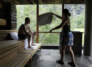 SAUNA: Rituale med vifting av duft fra eteriske oljer som fordamper p� steinene.