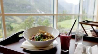LUNSJ: Kylluin p� pasta, smoothie og utsikt.