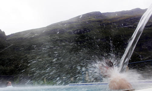 UTE: Varmt utebasseng med utsikt og natur i blikket i Geiranger