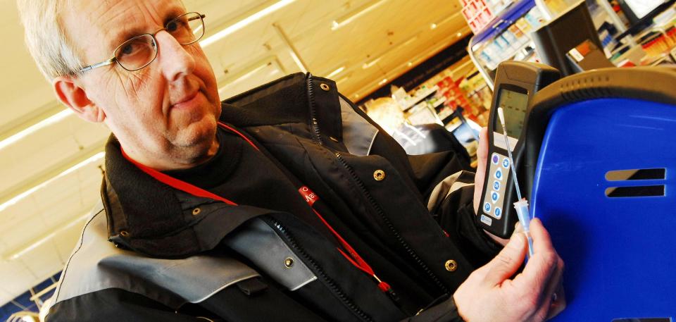 TOK BAKTERIEPR�VER: Flere av handlekurvene og -vognene seniorinspekt�r Kjell Jensen ved Mattilsynet p� Nordm�re testet, inneholdt bakterieniv�er langt over det tillate.   Foto: JAN �YVIND JENSEN/TIDENS KRAV