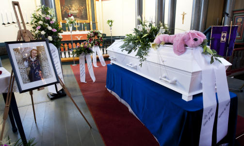 TOK FARVEL: Sogneprest Stein Ellinggard forrettet under begravelsen. . Foto: Gorm Kallestad / Scanpix
