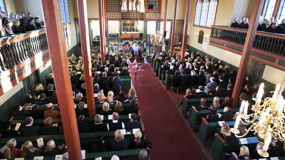 FULLSATT: 
Begravelsen for Oda Moe som ble funnet drept s�ndag 1. november, fant sted i en fullsatt B�rsa kirke i Skaun i S�r-Tr�ndelagi dag. Foto: Gorm Kallestad / Scanpix
