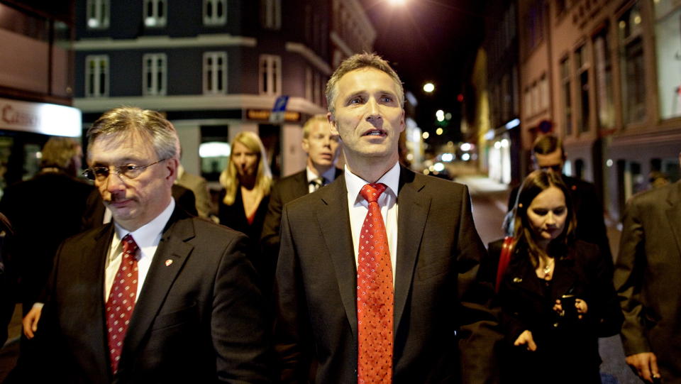 SKJERMER SCHJ�TT-PEDERSEN: Statsminister Jens Stoltenberg valgnatta p� vei til stortinget sammen med Karl Eirik Schj�tt-Pedersen (t.v). Foto: Krister S�rb� / Dagbladet